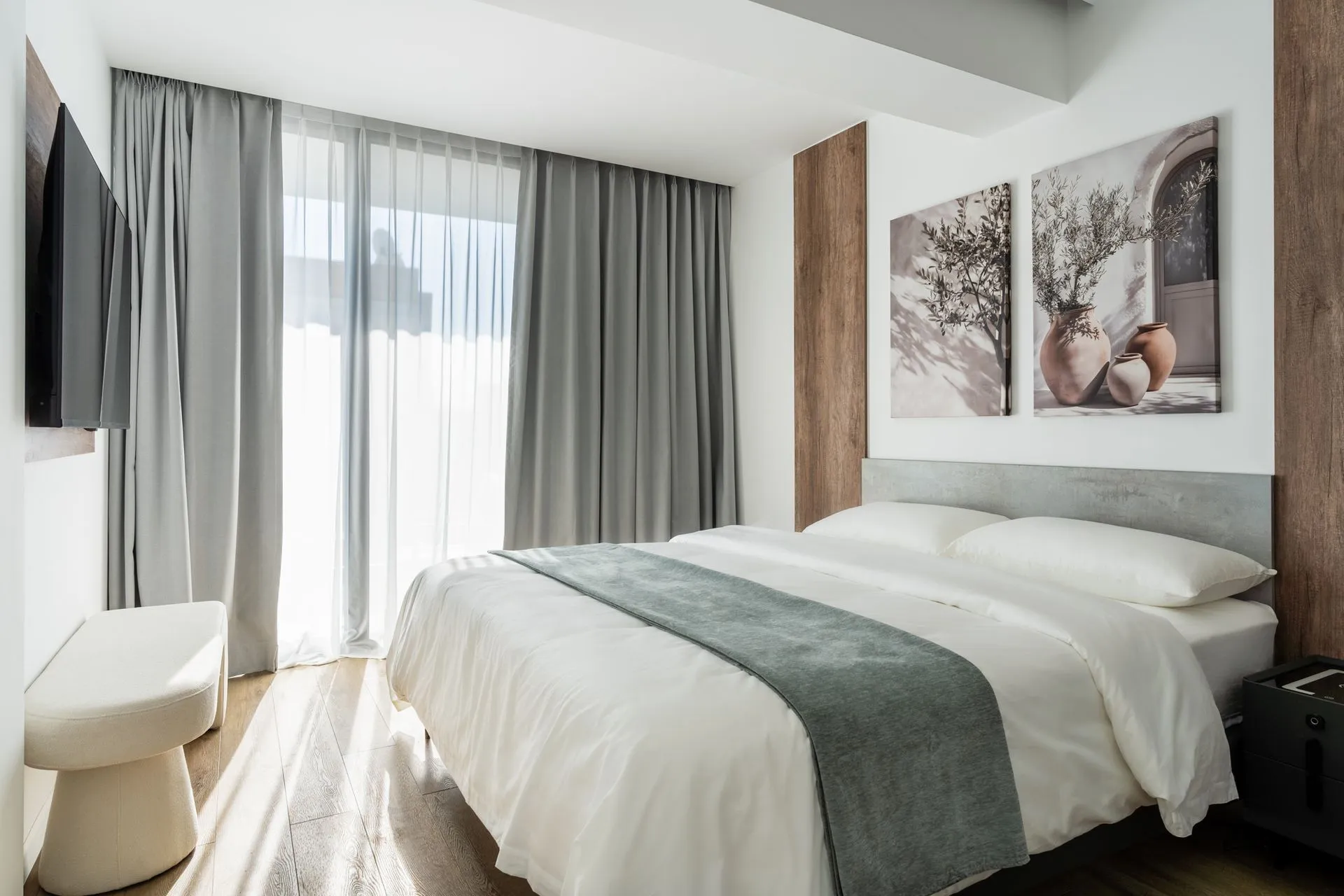 1-Bedroom suite with king-size bed