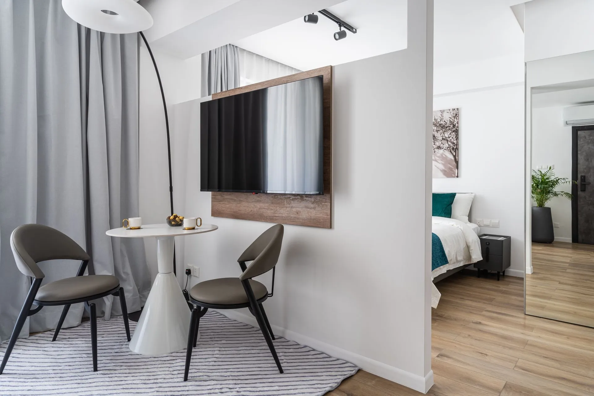 Studio Suite - Living & Dining