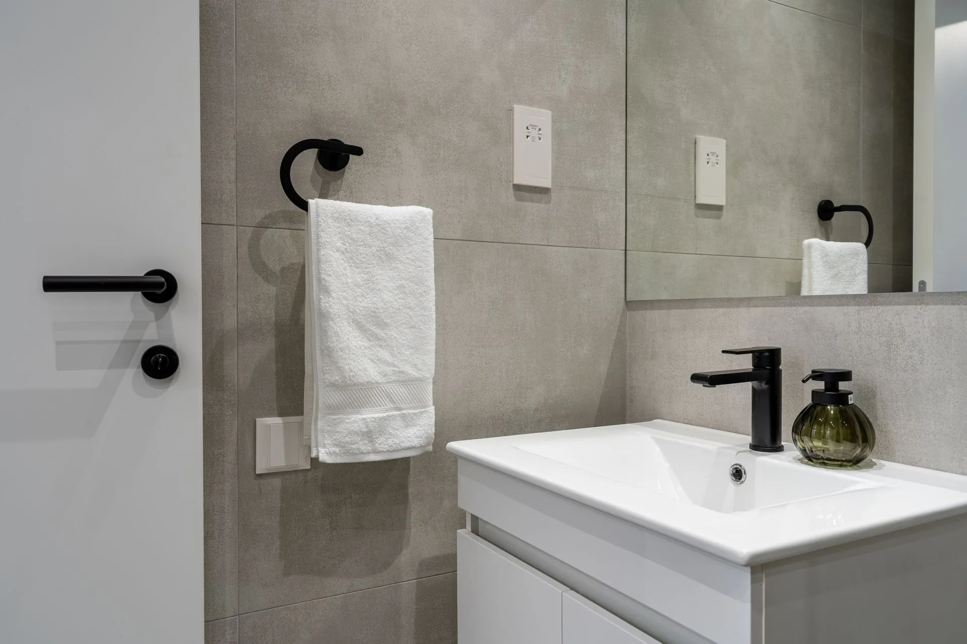 1-Bedroom Suite - Wardrobe