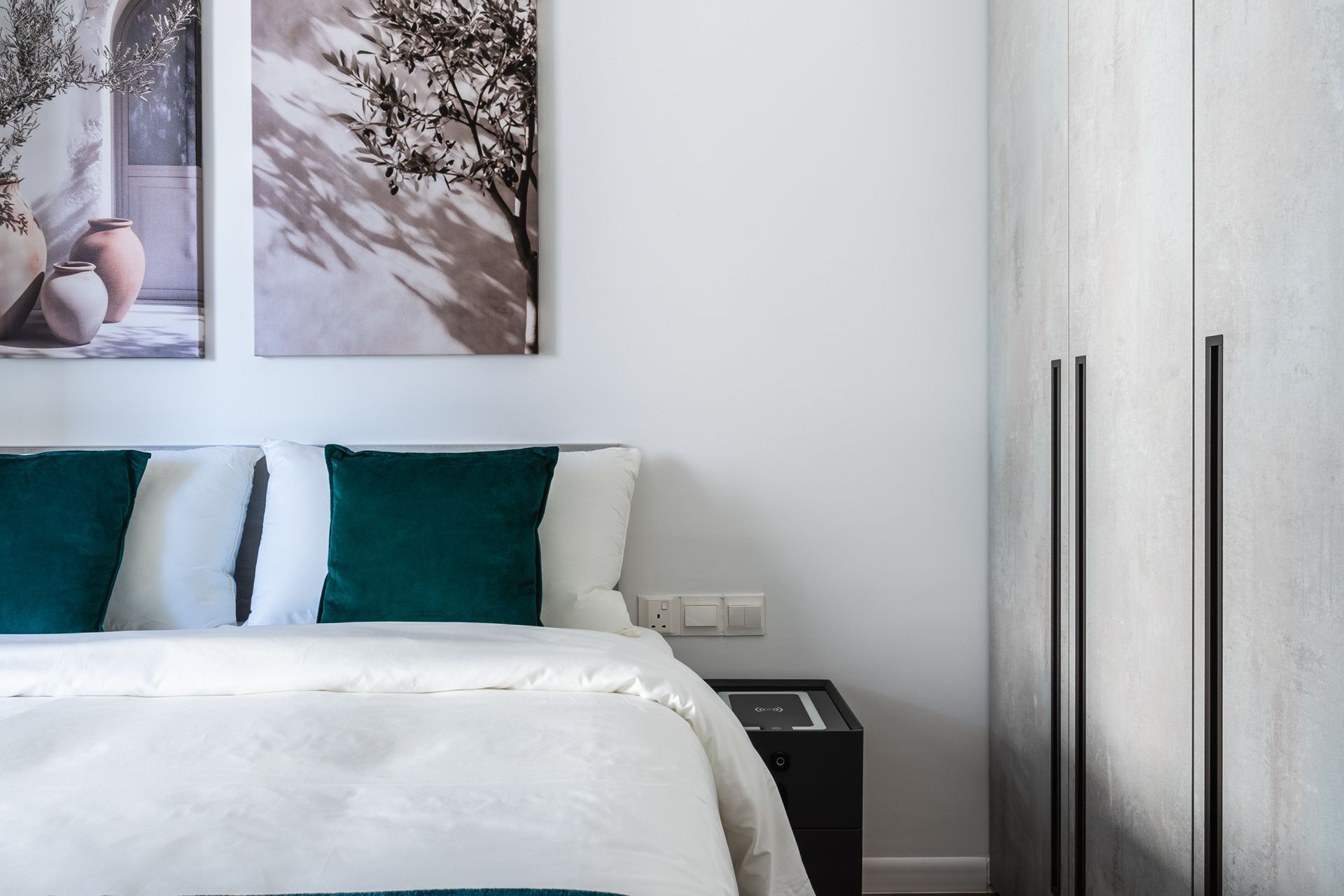 Suite workspace with high-speed Wi-Fi